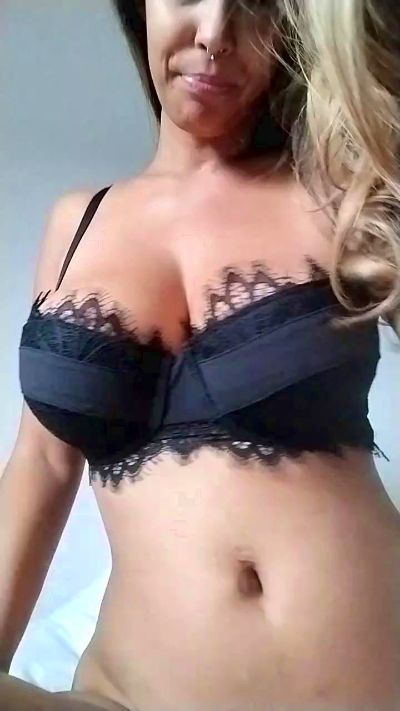 Asiancat83 from France